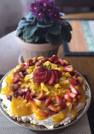 O poză a rețetei Tort Pavlova cu căpșuni🍓 și magno 🥭.