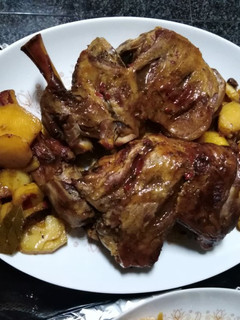 Una foto de Cordero al horno con patatas