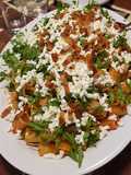 Mezze Maniche con Pomodoro, Rucola, Feta greca e Guanciale croccante