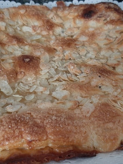 Una foto de Coca de hojaldre rellena de chocolate blanco