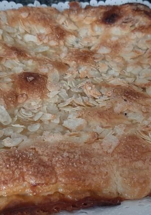 Una foto de Coca de hojaldre rellena de chocolate blanco