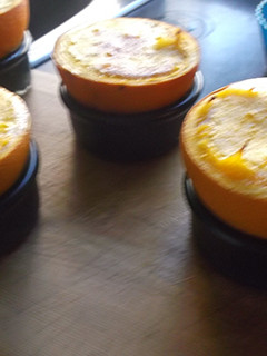 Una foto de Flan de naranja en media naranja