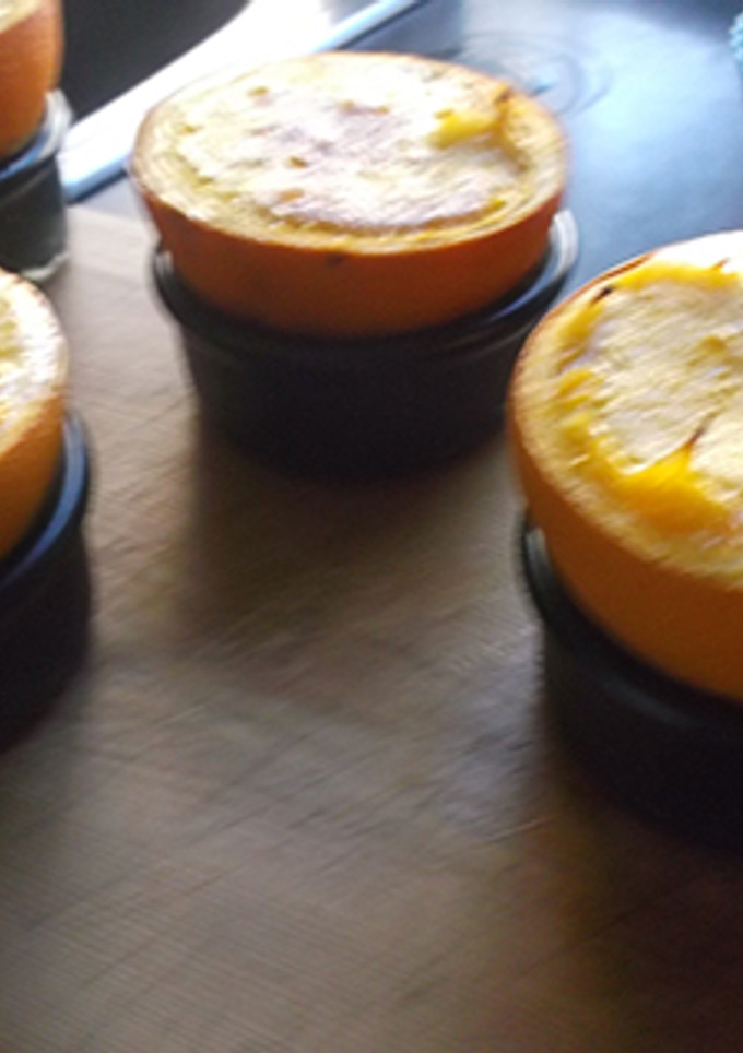 Una foto de Flan de naranja en media naranja