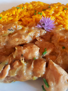 Una foto de Pollo con vino garnacha & puerros... #caminodesabores