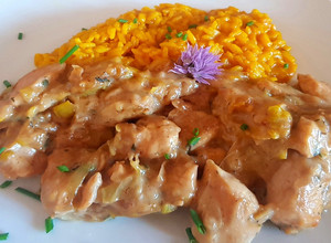 Una foto de Pollo con vino garnacha & puerros... #caminodesabores