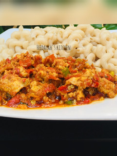 A picture of Macaroni with egg sauce.