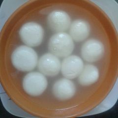 A picture of Bengali sponge rasgullas.