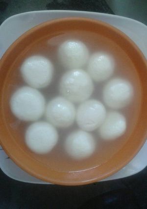 A picture of Bengali sponge rasgullas.