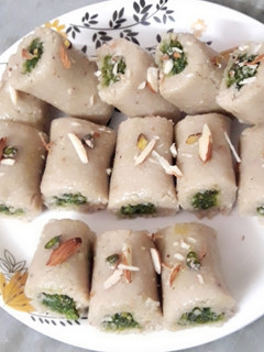काजू पिस्ता रोल (Kaju Pista roll recipe in Hindi) रेसिपी मुख्य फोटो