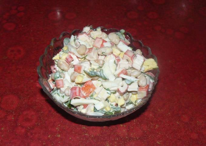 Салат с крабовыми палочками и консервированной фасолью