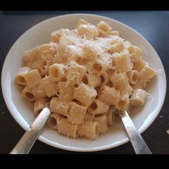 A picture of Pasta with gruyere-based mornay sauce.