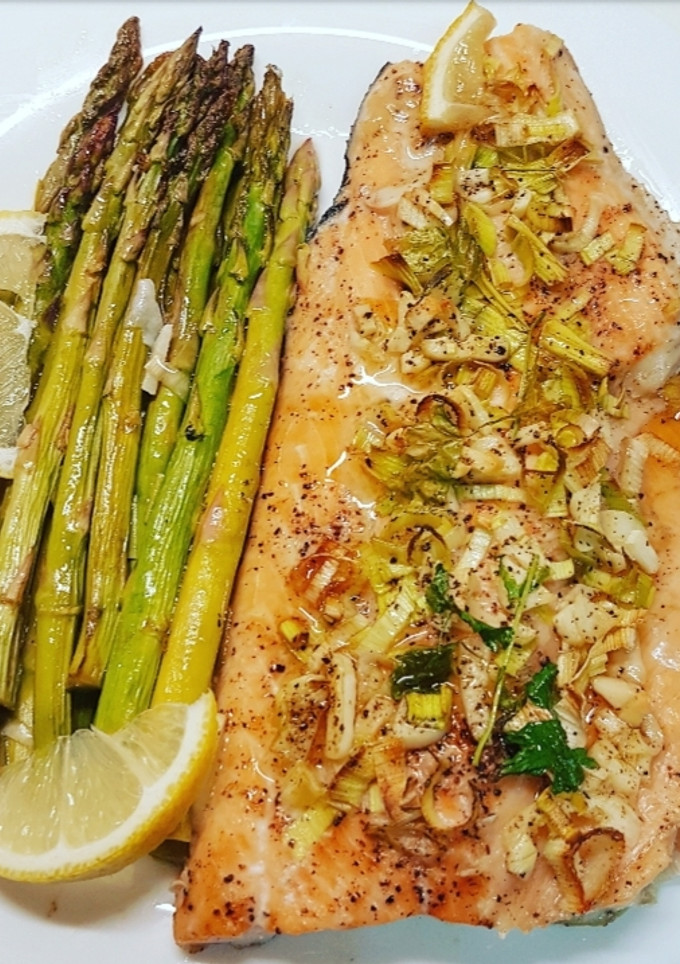 Una foto de Salmón asado con espárragos trigueros