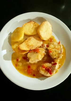 Una foto de Pechuguitas con morrones y papas al horno