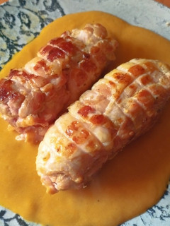 Una foto de Roti de pollo relleno de bacon y queso