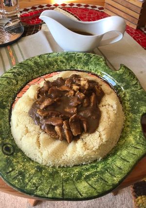 Una foto de Cuscús con pollo en salsa de ciruelas 🍗