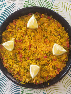 Una foto de Paella de pollo