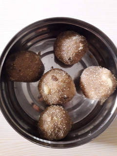 ગોળ ના લાડુ (Gol Ladoo Recipe In Gujarati) રેસીપી મુખ્ય ફોટો