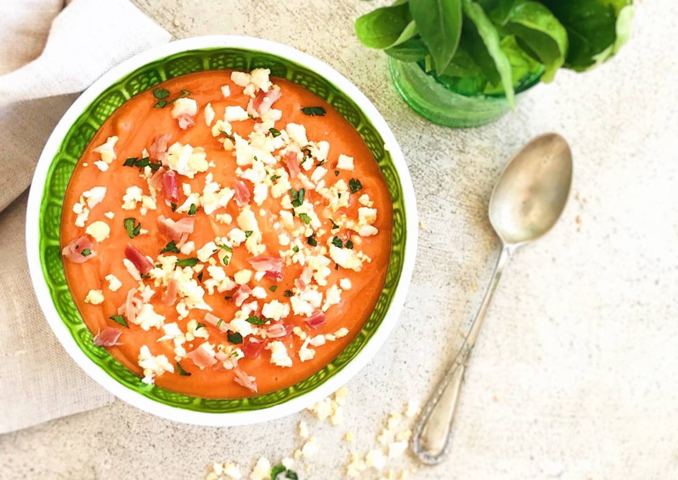 Salmorejo con tomates frescos, huevo y jamón