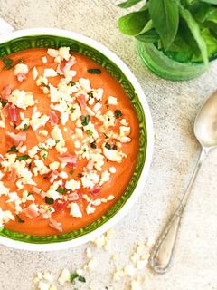 Una foto de Salmorejo con tomates frescos, huevo y jamón