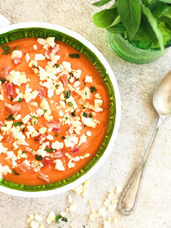 Una foto de Salmorejo con tomates frescos, huevo y jamón