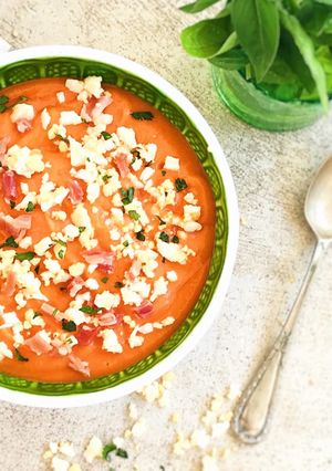 Foto principal de Salmorejo con tomates frescos, huevo y jamón