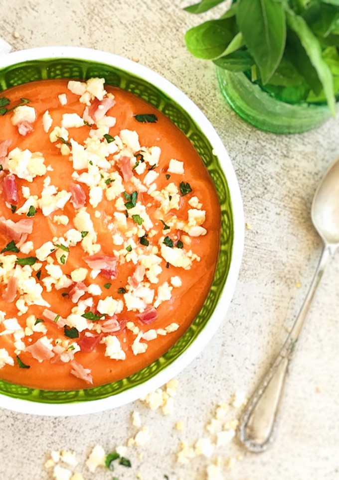 Una foto de Salmorejo con tomates frescos, huevo y jamón