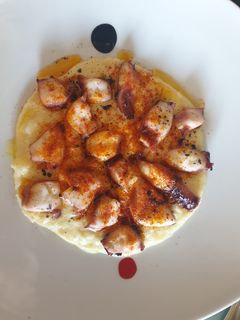 Una foto de Parmentier de patata cremosa con rejo, potón y dos pimentones