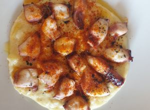 Foto principal de Parmentier de patata cremosa con rejo, potón y dos pimentones