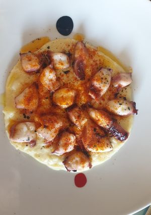 Una foto de Parmentier de patata cremosa con rejo, potón y dos pimentones