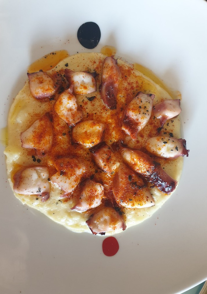 Una foto de Parmentier de patata cremosa con rejo, potón y dos pimentones