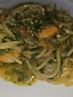 Una foto de Spaghetti en salsa verde y frutos del mar