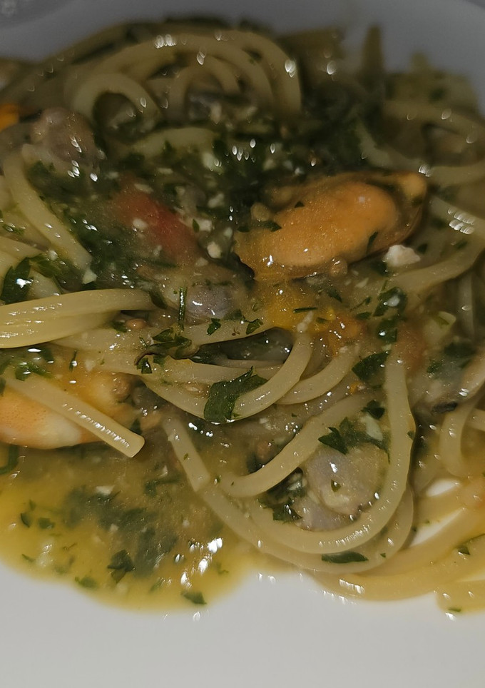 Una foto de Spaghetti en salsa verde y frutos del mar