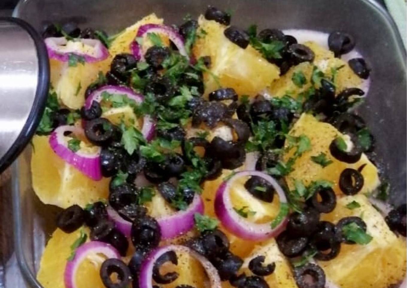 Ensalada de naranja dulce con cebolla morada y aceitunas negras