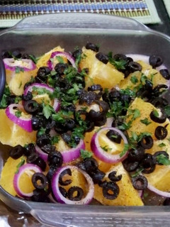 Una foto de Ensalada de naranja dulce con cebolla morada y aceitunas negras