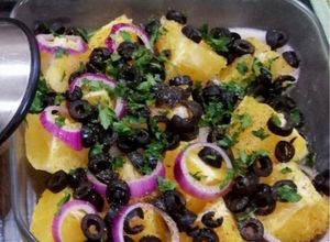 Una foto de Ensalada de naranja dulce con cebolla morada y aceitunas negras