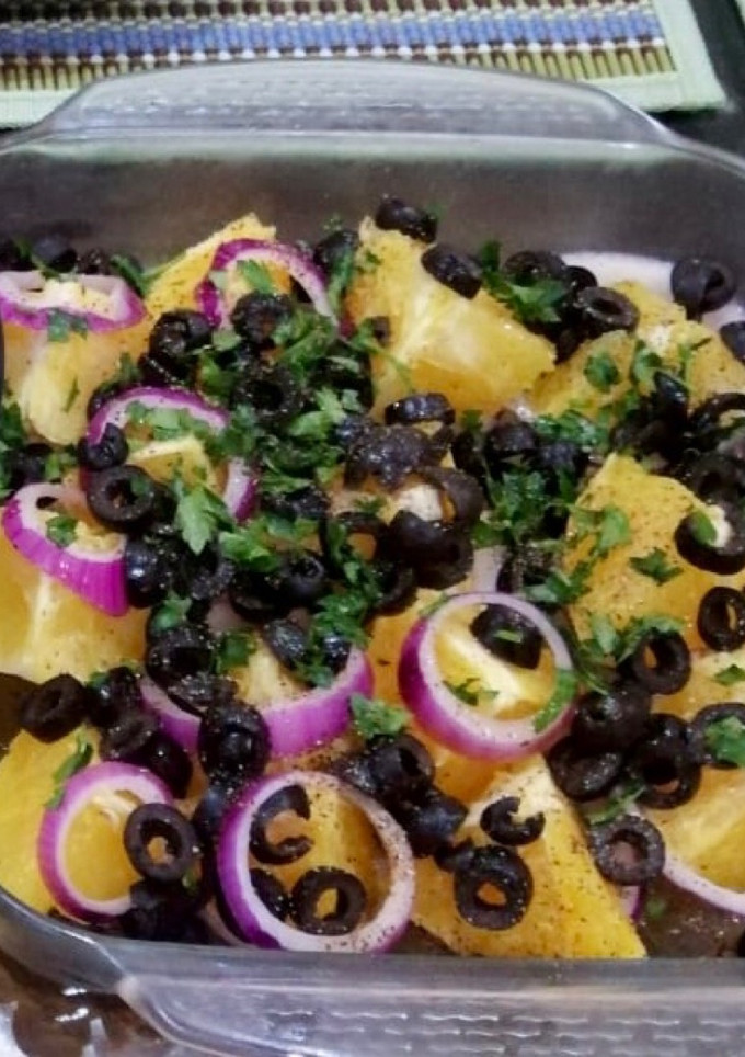 Una foto de Ensalada de naranja dulce con cebolla morada y aceitunas negras