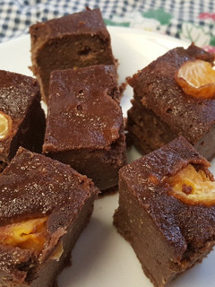 Una foto de Budin de pan dulce, chocolate almendra y mandarina