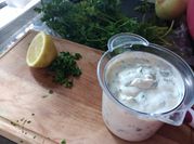 Una foto de salsa de yogur perejil