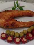 Salmón frito en tempura, pepperoncinis rellenos y aceitunas