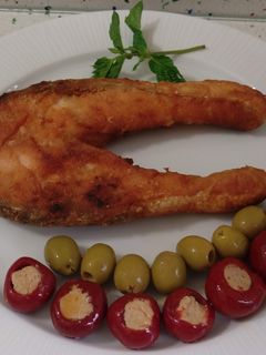 Una foto de Salmón frito en tempura, pepperoncinis rellenos y aceitunas