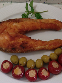 Una foto de Salmón frito en tempura, pepperoncinis rellenos y aceitunas