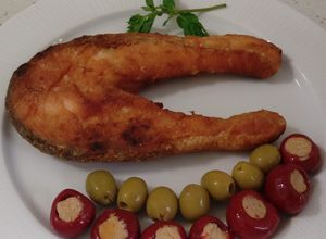 Foto principal de Salmón frito en tempura, pepperoncinis rellenos y aceitunas
