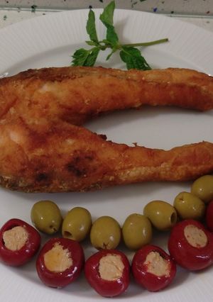 Una foto de Salmón frito en tempura, pepperoncinis rellenos y aceitunas