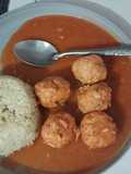 Albóndigas en salsa de chipotle y arroz blanco