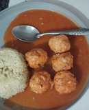 Albóndigas en salsa de chipotle y arroz blanco