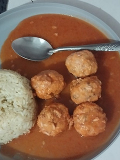 Una foto de Albóndigas en salsa de chipotle y arroz blanco