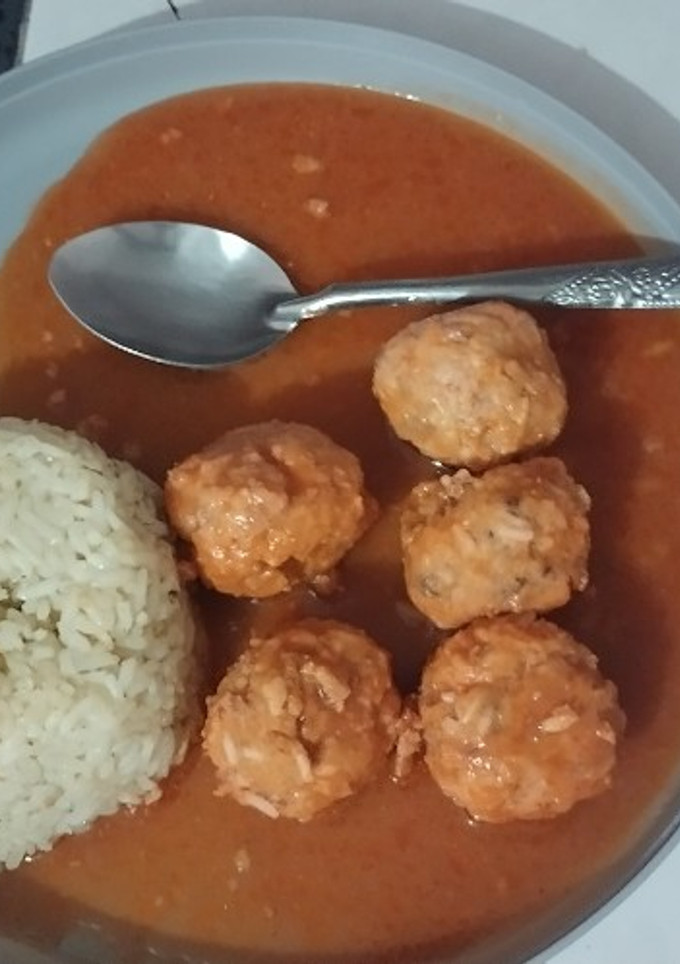 Una foto de Albóndigas en salsa de chipotle y arroz blanco