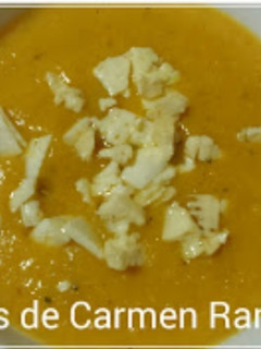 Una foto de Crema de calabaza y zanahoria con rulo de cabra