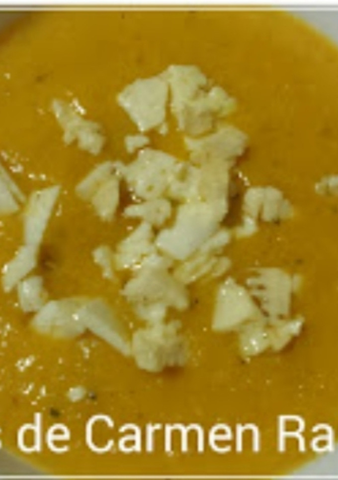 Una foto de Crema de calabaza y zanahoria con rulo de cabra