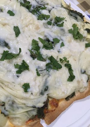 Una foto de Pizza 🍕 de acelga y salsa blanca
